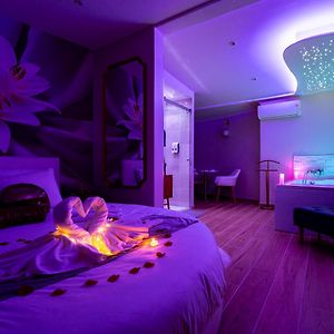 Studio Lit King-Size